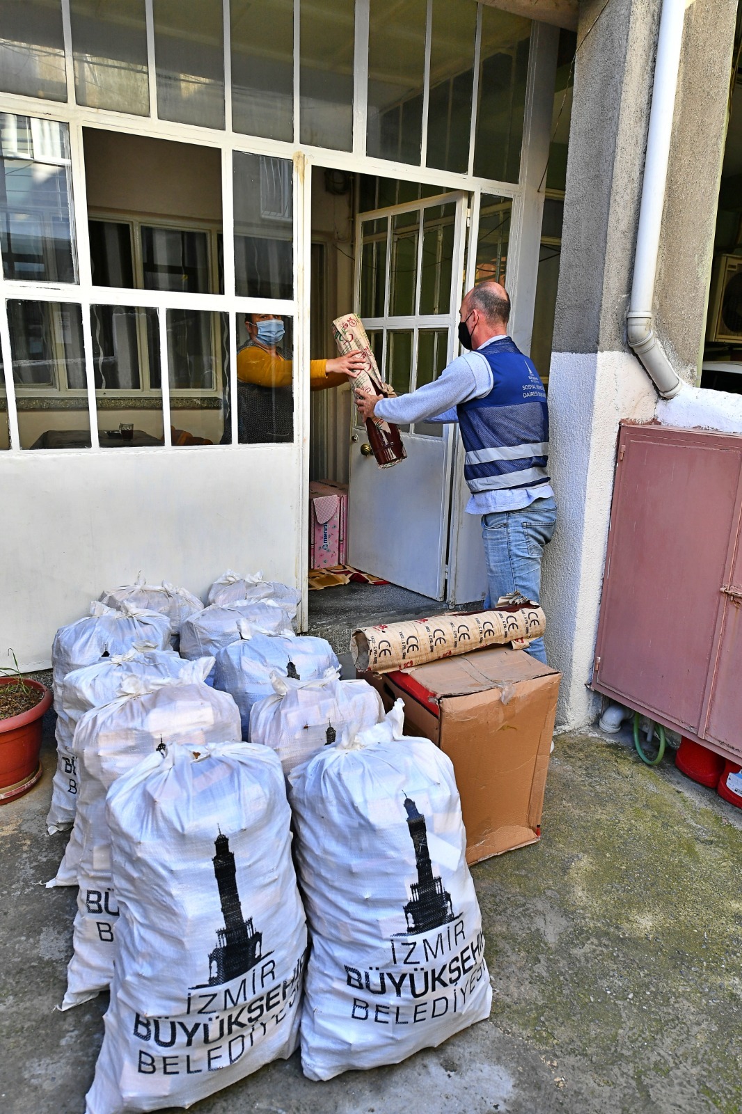 İzmir Büyükşehir Vatandaşlarının Yardımına Koşuyor