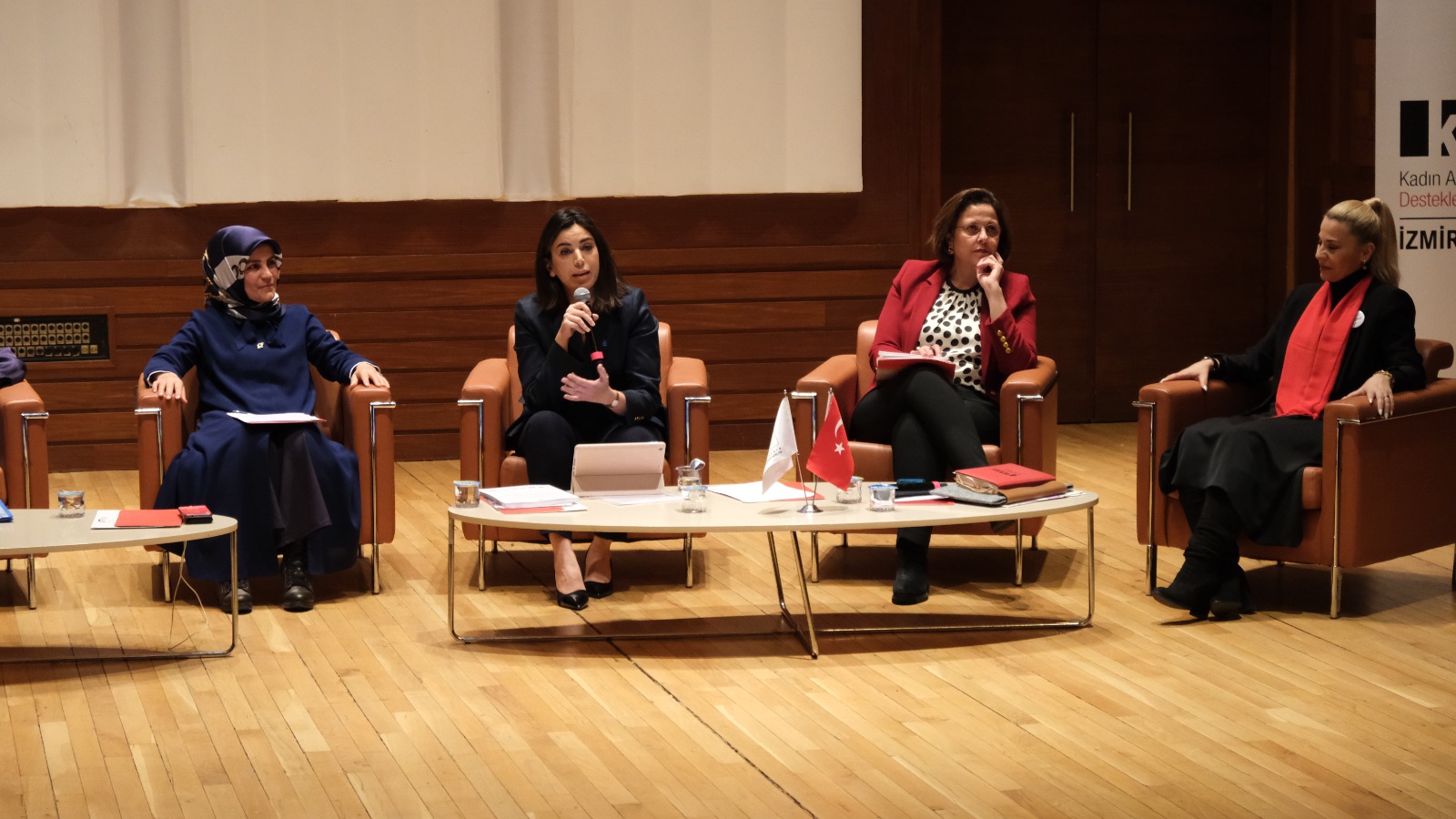Kadın vekil aday adayları: "Emeğimiz varsa, sözümüz de olmalı.  Temsilde eşitlik, fermuar sistemi istiyoruz."