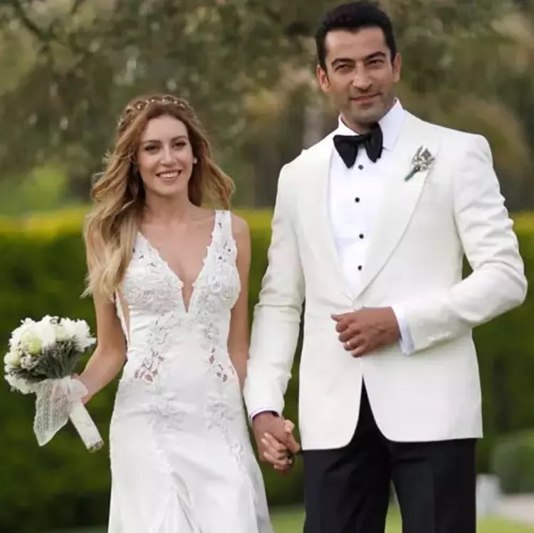Kenan İmirzalıoğlu ve Sinem Kobal ödül törenine damga vurdular