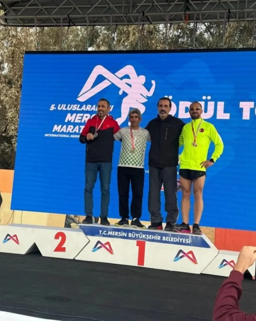 AHMET BAYRAM, MERSİN MARATONU’NDA MADALYA KAZANDI