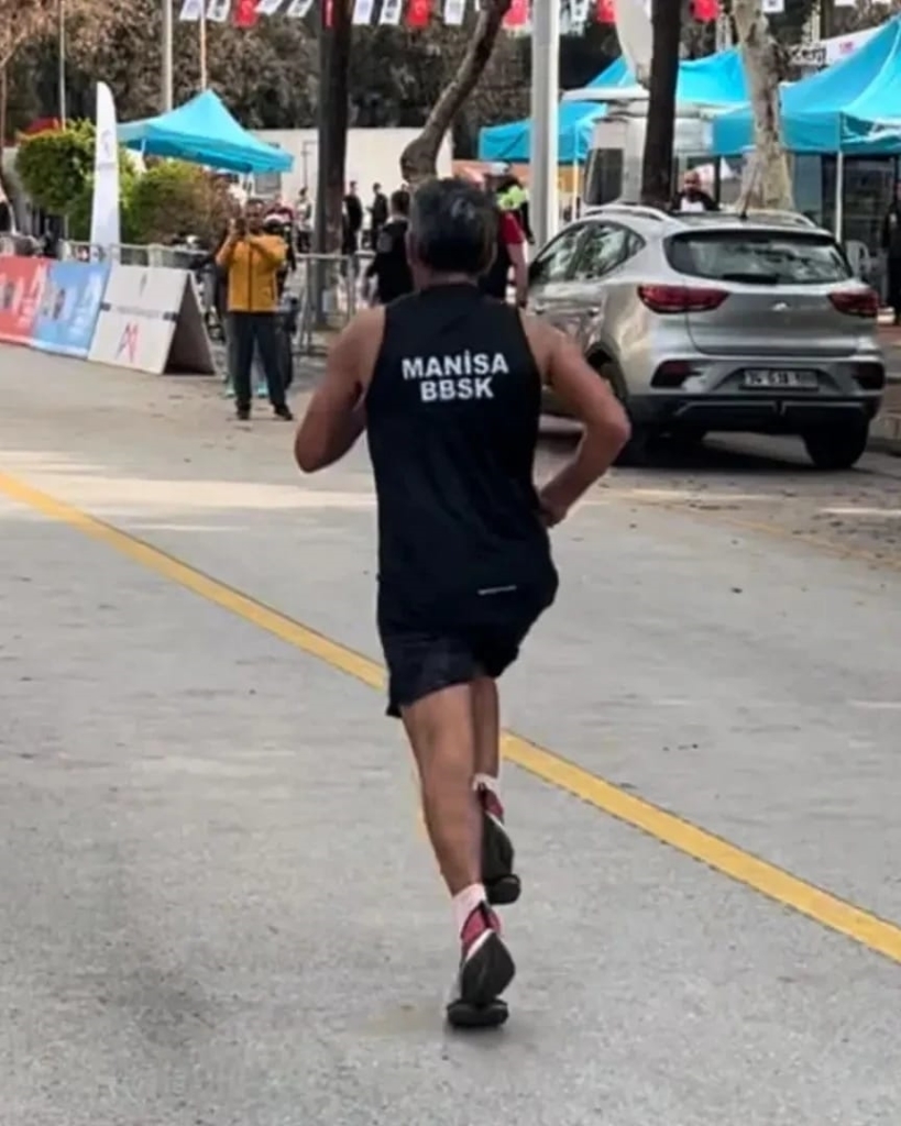 AHMET BAYRAM, MERSİN MARATONU’NDA MADALYA KAZANDI