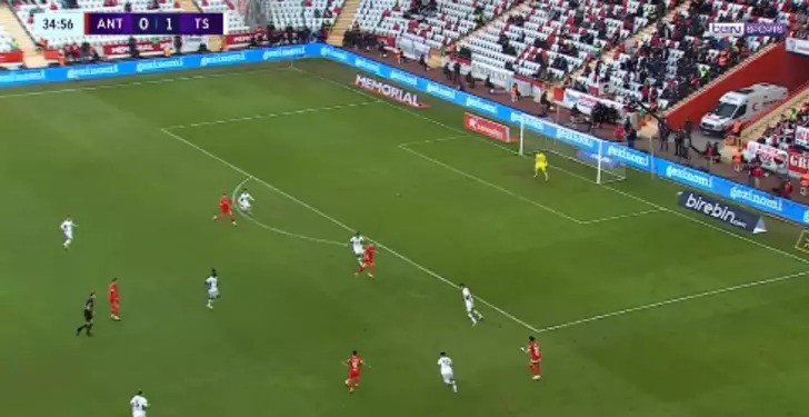 Antalyaspor Trabzonspor maçında inanılması güç an! Topa uçarak müdahale yaptı...