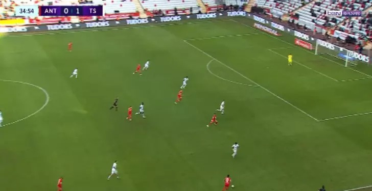 Antalyaspor Trabzonspor maçında inanılması güç an! Topa uçarak müdahale yaptı...