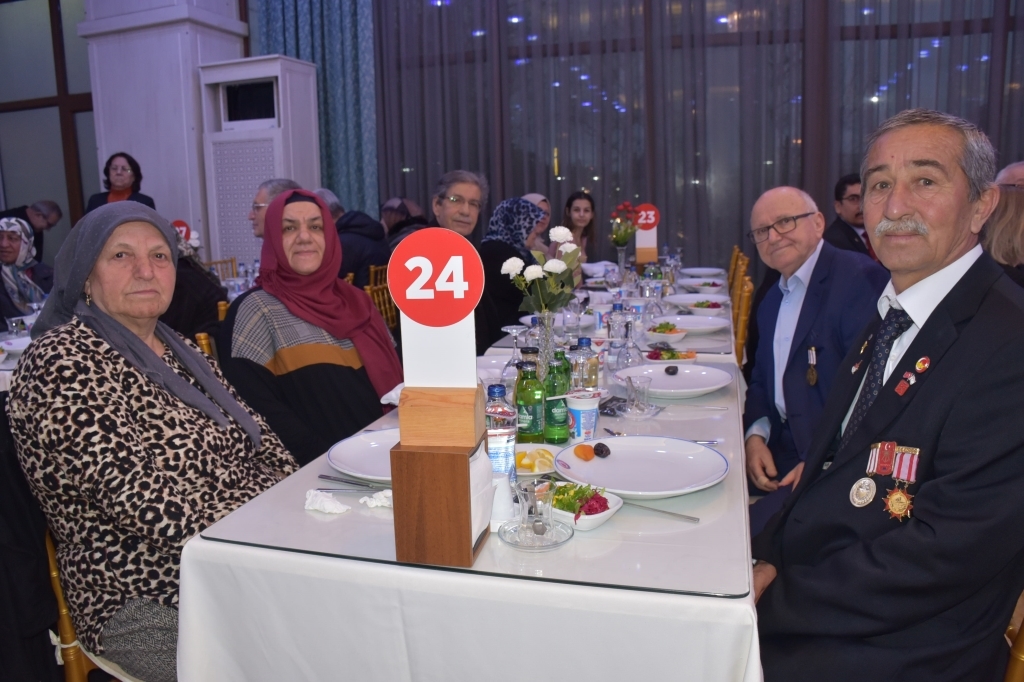 BÜYÜKŞEHİR, GAZİLER VE AİLELERİ ONURUNA DÜZENLENEN İFTAR PROGRAMINA KATILDI