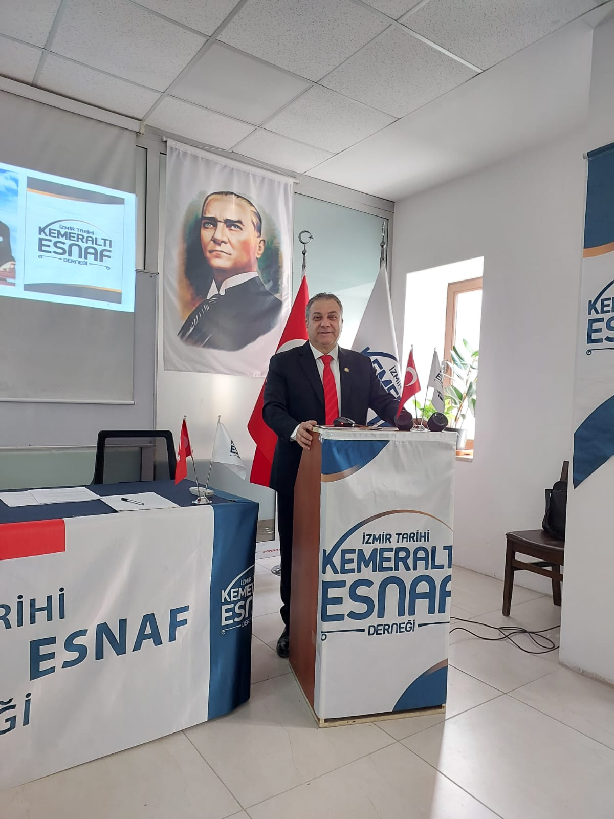 Kemeraltı Esnaf Derneği'nde Girgin ile yola devam