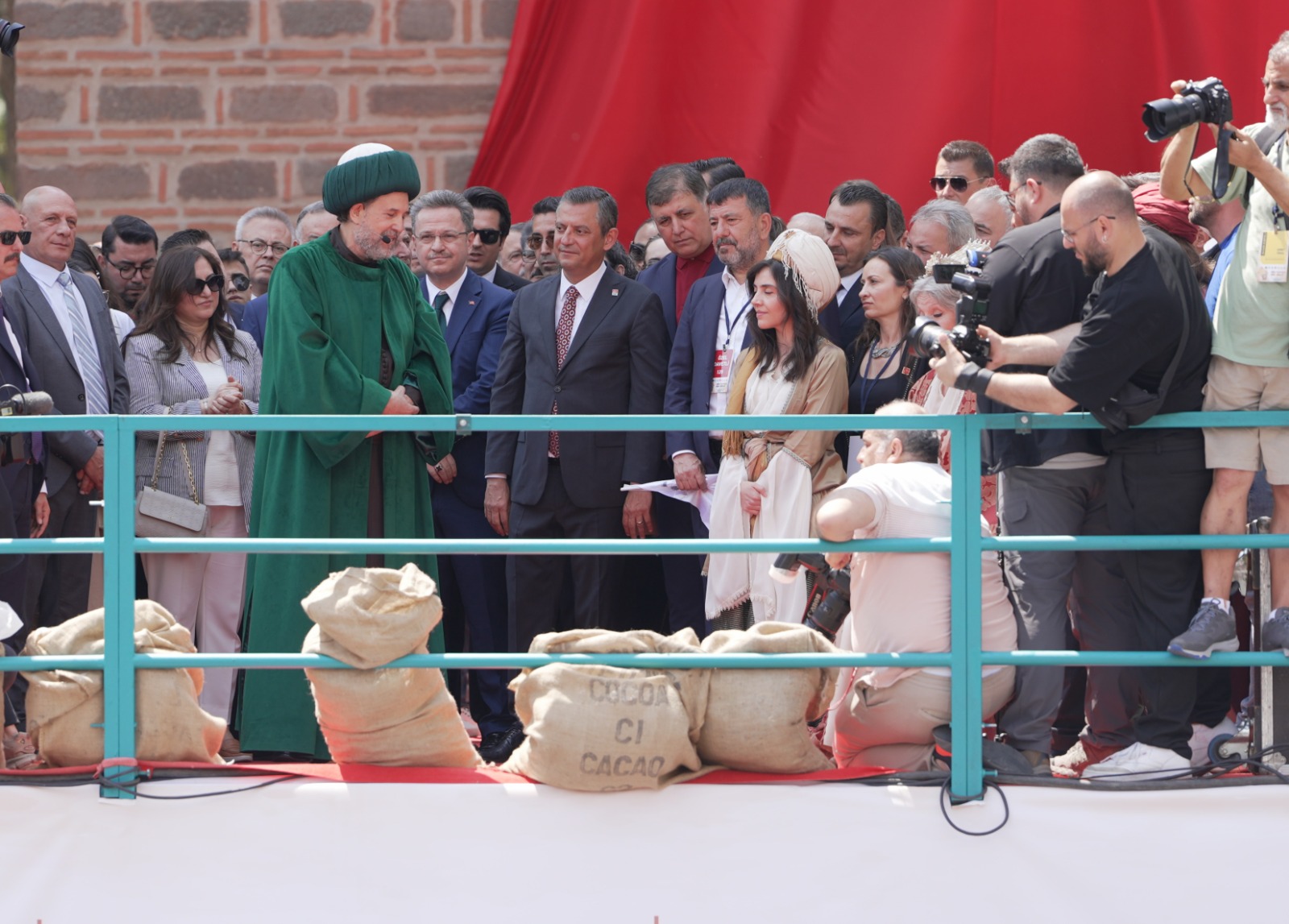 Başkan Cemil Tugay 484'üncü Uluslararası Manisa Mesir Macunu Festivali'ne katıldı