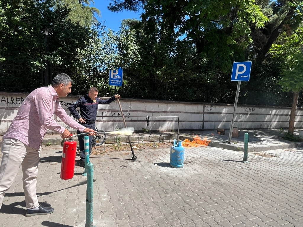 Manisa Büyükşehir'den Defterdarlık Personeline Temel Yangın Eğitimi