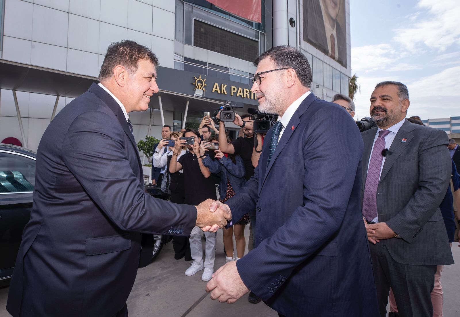 Başkan Tugay AK Parti İl Başkanlığı ziyaretinde iş birliği mesajı verdi “İzmir daha güzel günler görecek”