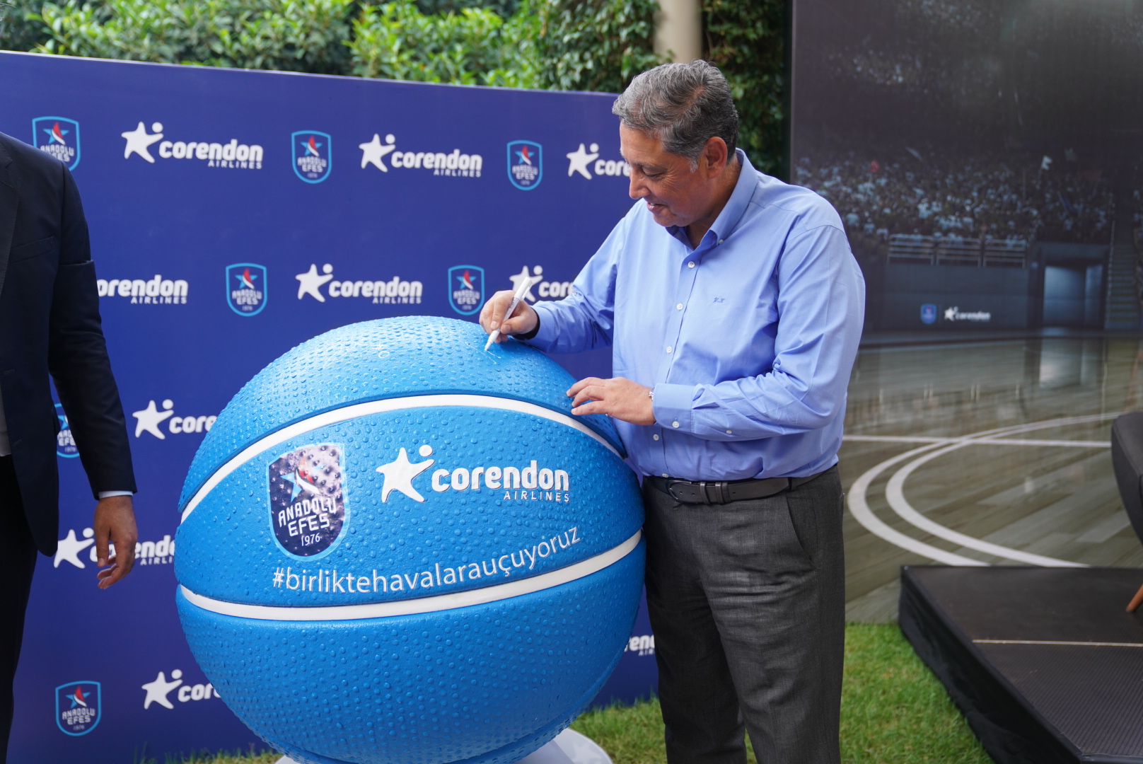 Anadolu Efes Spor Kulübü ile Corendon Airlines arasındaki sponsorluk anlaşması yenilendi