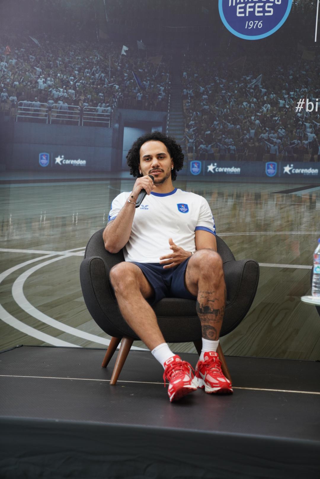 Anadolu Efes Spor Kulübü ile Corendon Airlines arasındaki sponsorluk anlaşması yenilendi