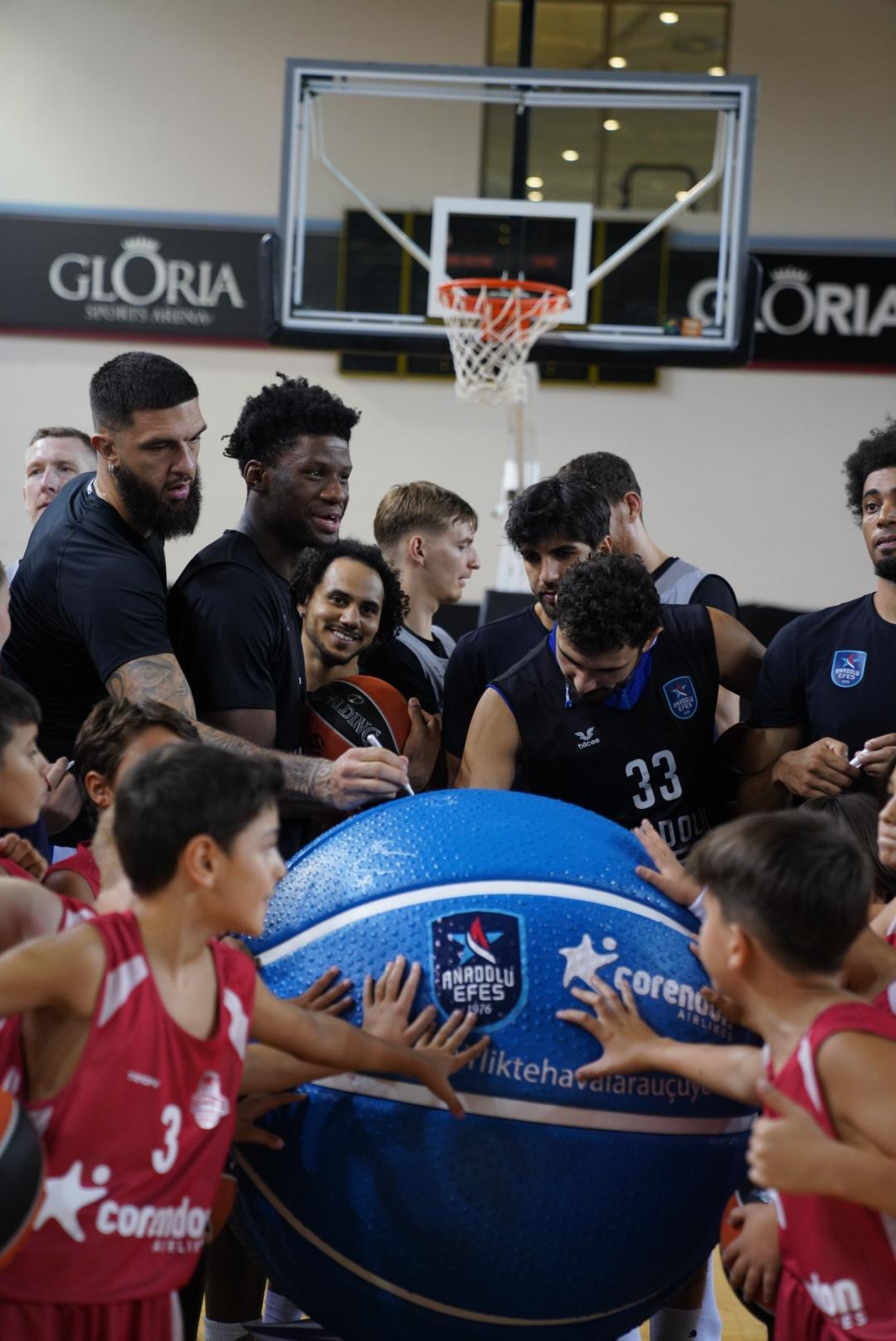Anadolu Efes Spor Kulübü ile Corendon Airlines arasındaki sponsorluk anlaşması yenilendi
