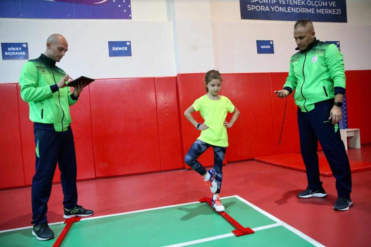 Karşıyaka Belediyesi çocukların spor yaşamına ışık oluyor