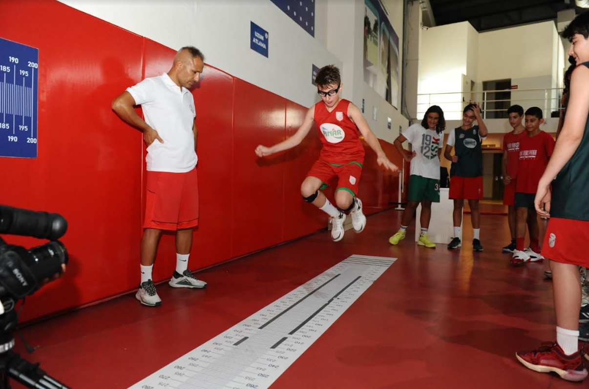 Karşıyaka Belediyesi çocukların spor yaşamına ışık oluyor
