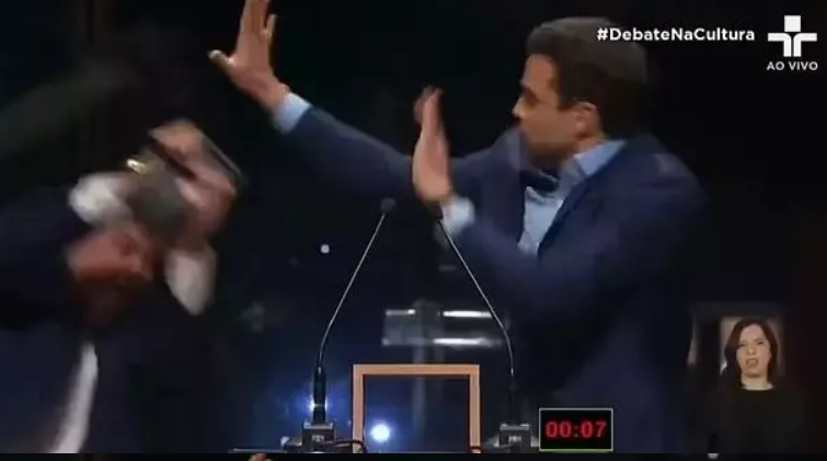 Brezilya'da belediye başkan adayı, rakibine canlı televizyon programında sandalyeyle saldırdı