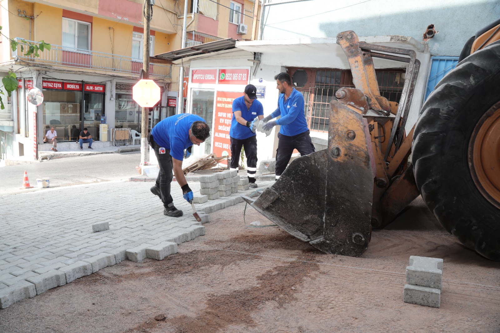 Bayraklı'da yol yenileme seferberliği sürüyor.