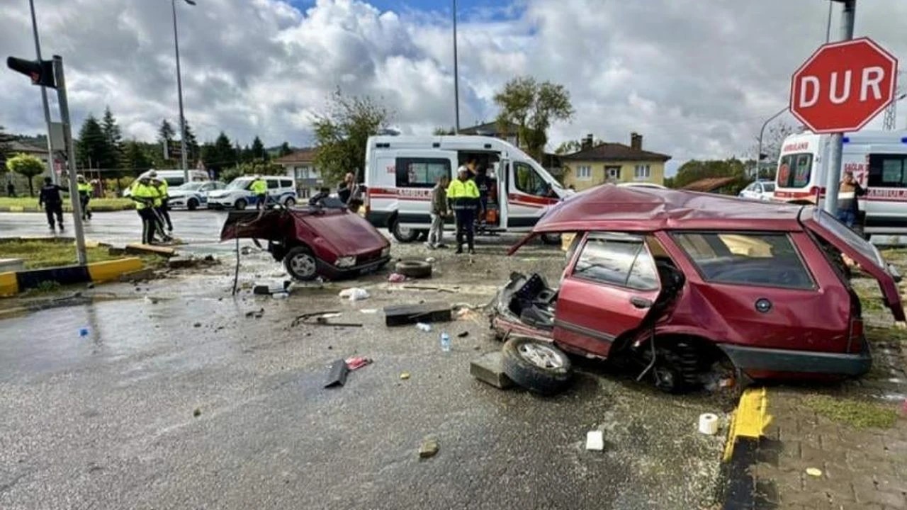 Otomobil ikiye ayrıldı: Çok sayıda yaralı var