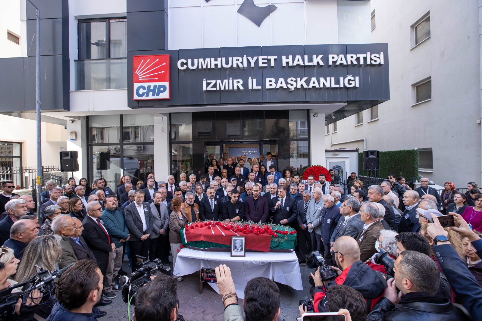 Selçuk Ayhan son yolculuğuna uğurlandı