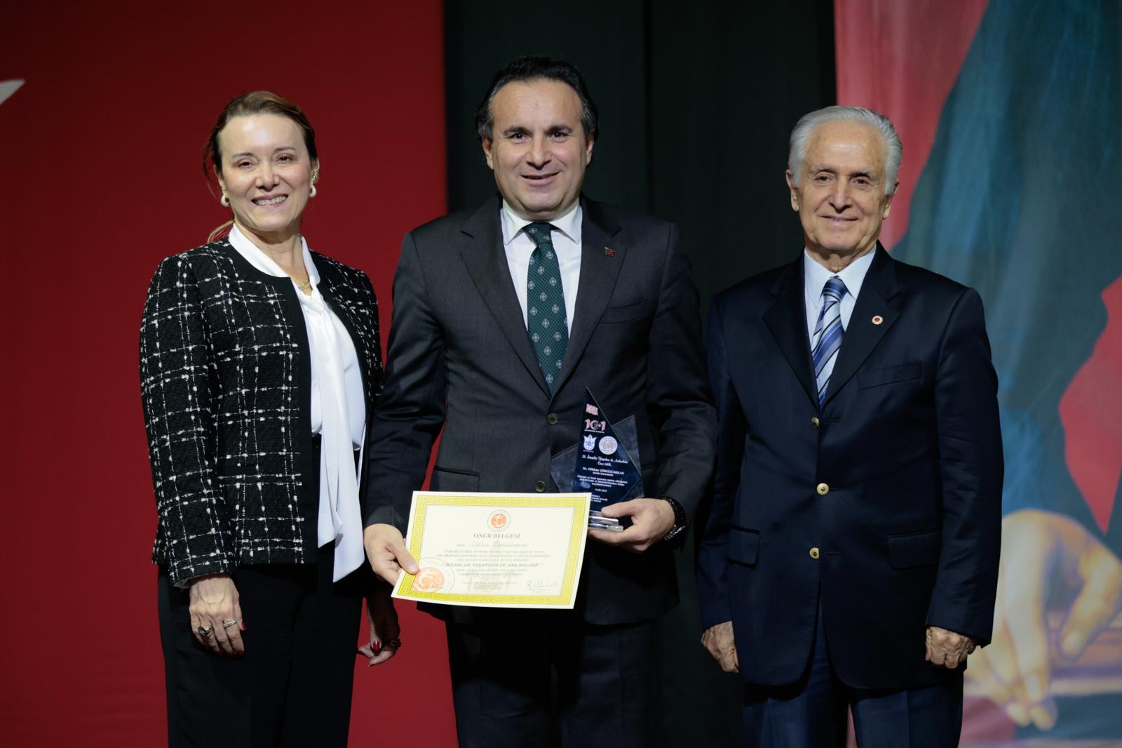 Konak'ta Vefa Gecesi: Erhan Gölbey Spora Katkılarından Dolayı Ödüllendirildi
