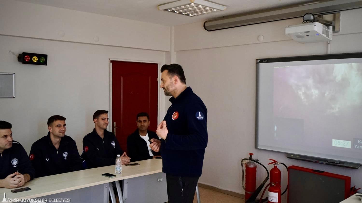İzmir İtfaiyesi’nden zabıta personeline yangın güvenliği eğitimi