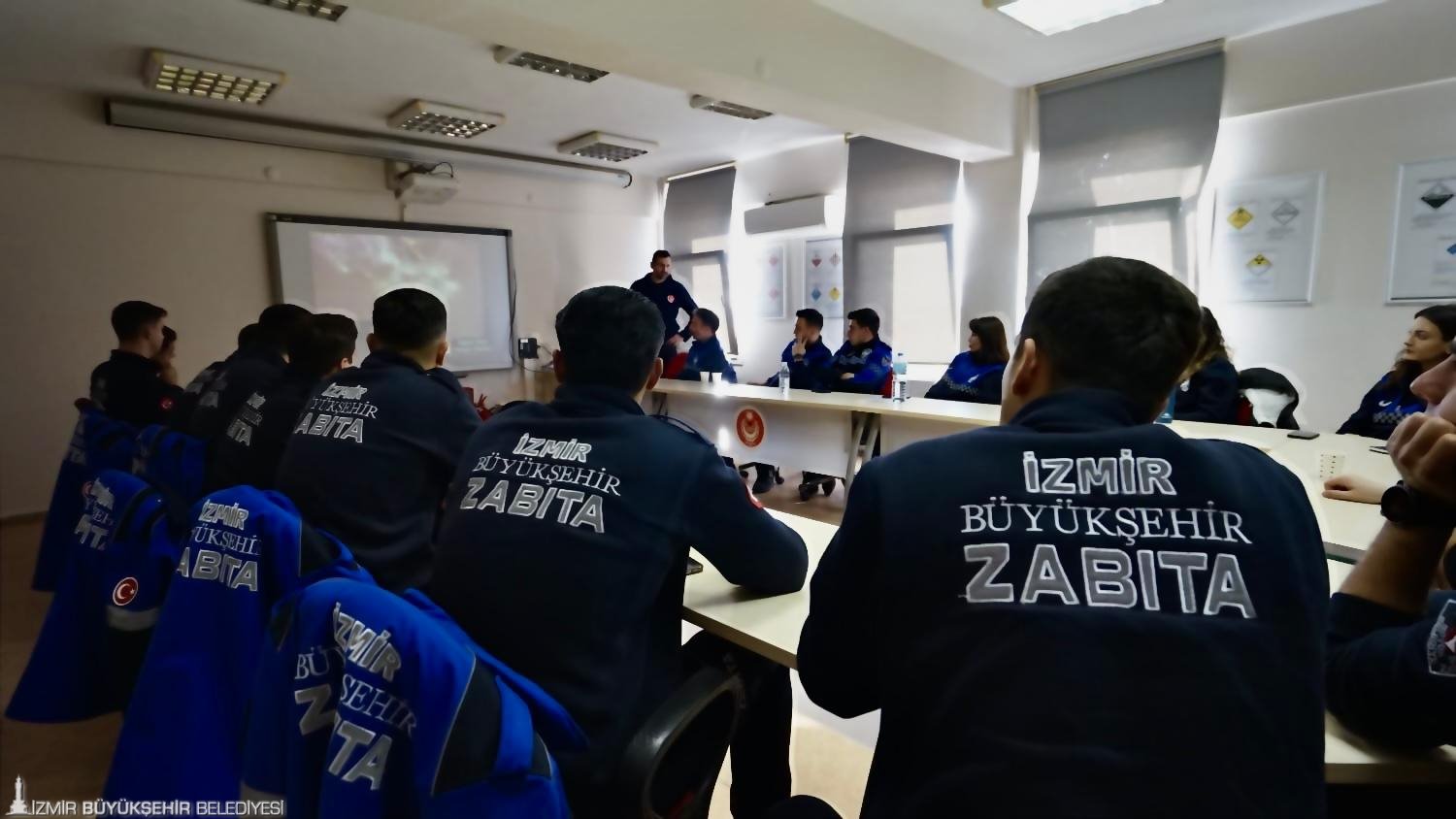 İzmir İtfaiyesi’nden zabıta personeline yangın güvenliği eğitimi