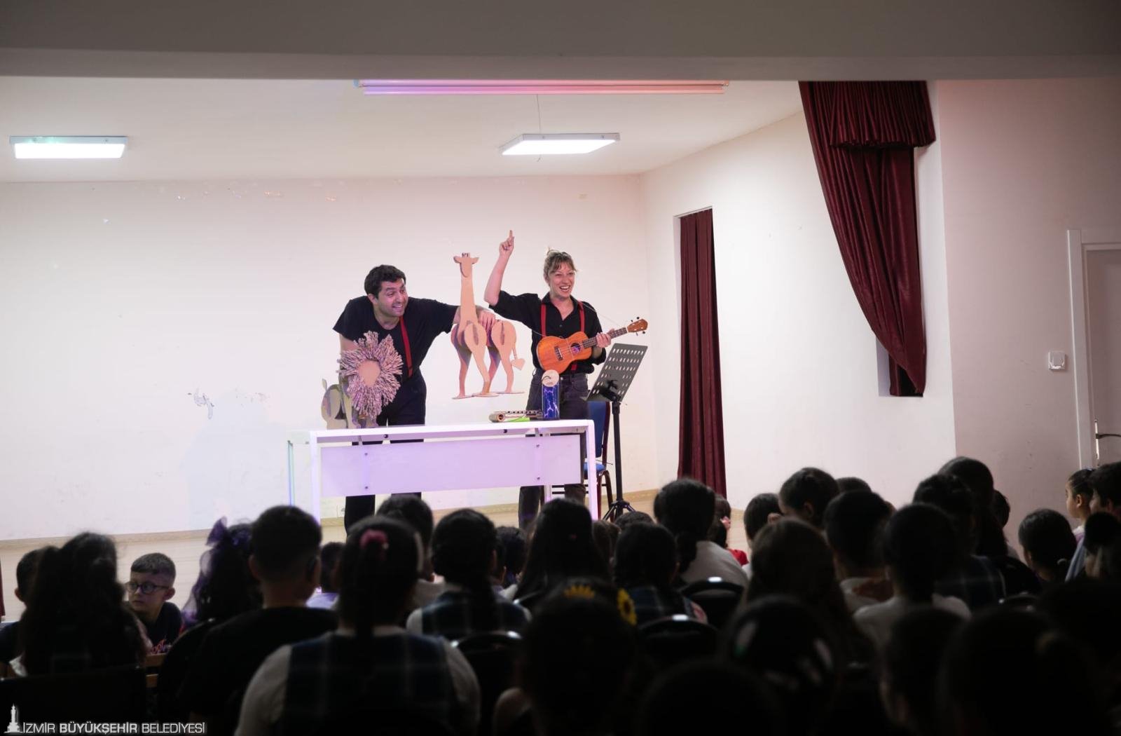 Kendini Arayan Zürafa yollarda