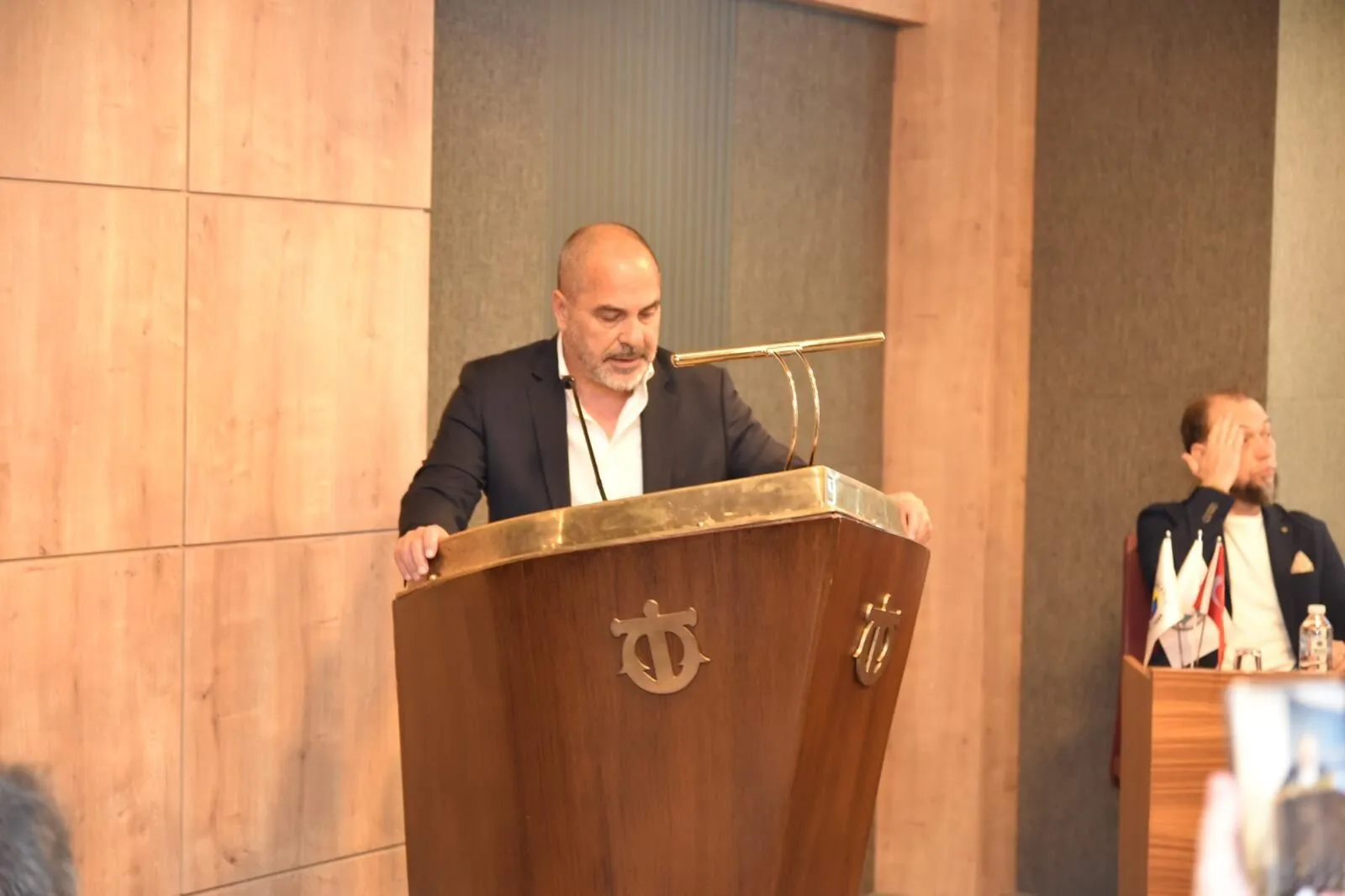 DTO’dan Başkan Tugay’a ‘fırtına duvarı’ tepkisi: O duvar orayı korur mu?