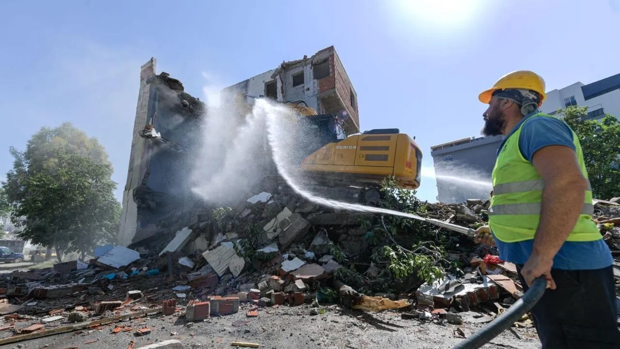 İzmir'in trafiği nefes alacak: Yıkılan 62 yapı kamulaştı