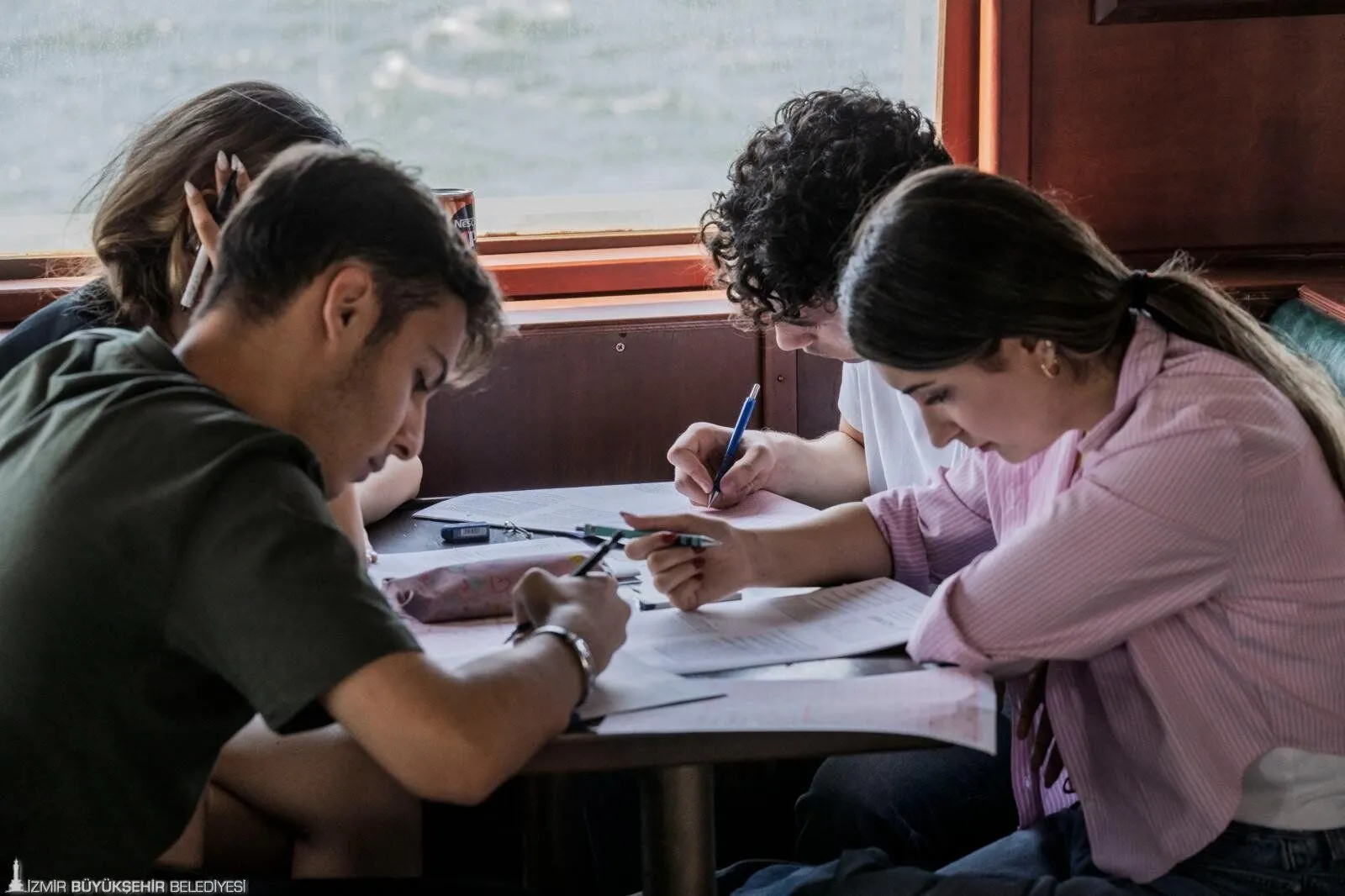 İzmir’in simgesi tarihi Bergama Vapuru öğrencilere kapılarını açtı: YSK’ya hazırlanıyorlar