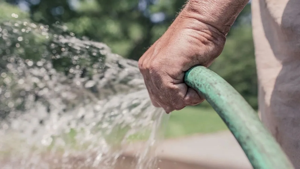 İzmir’de su israfına karşı yeni adımlar: Artık Çeşme’de kapı önlerinin yıkanması yasak