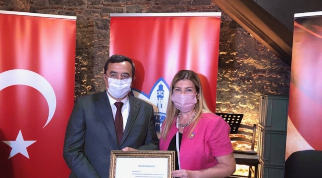 Dokuz Eylül Rotary'den Başkan Batur'a onur üyeliği