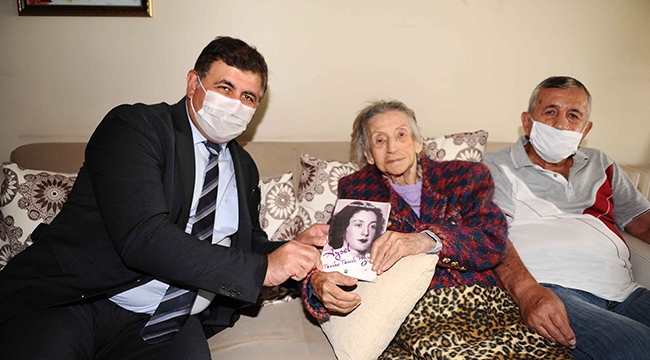 Karşıyaka Belediyesi’nden Aysel Teyze’ye plaket