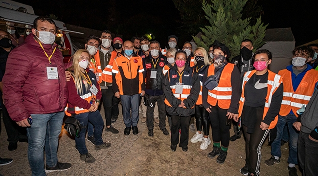 Başkan Soyer’den depremzedelere moral ziyareti