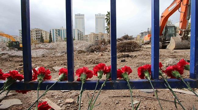 Deprem kayıpları için karanfil bıraktı