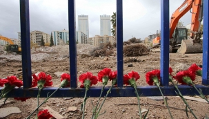 Deprem kayıpları için karanfil bıraktı