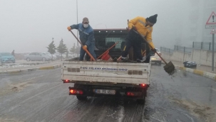 Buca’da kar yağışına karşı tuzlama önlemi