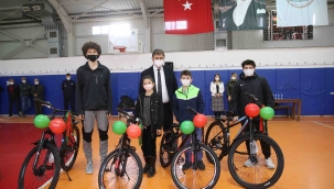 Karşıyaka’da atık metal kutuyu getiren gençler bisikleti götürdü
