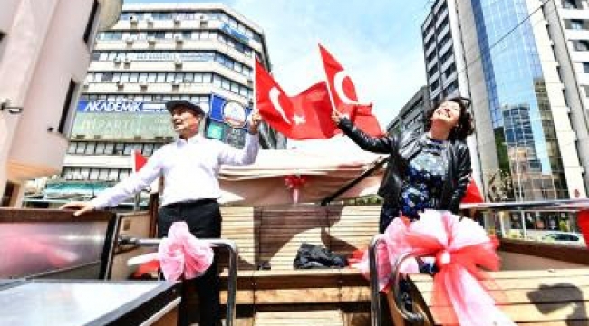 Başkan Soyer İzmirlileri otobüs üzerinden selamladı