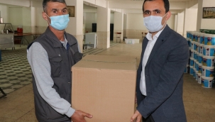 Bergama Belediyesi TİS sözleşmesi olmayan işçilerine gıda yardımı yaptı