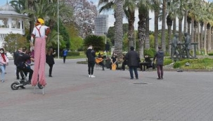 Büyükşehir hem İzmir’i sanatla buluşturdu hem sanatçılara destek oldu