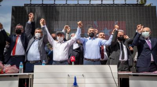 İzmir Büyükşehir Belediyesi çalışanları 1 Mayıs'ı toplu sözleşmeyle kutladı