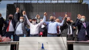İzmir Büyükşehir Belediyesi çalışanları 1 Mayıs'ı toplu sözleşmeyle kutladı
