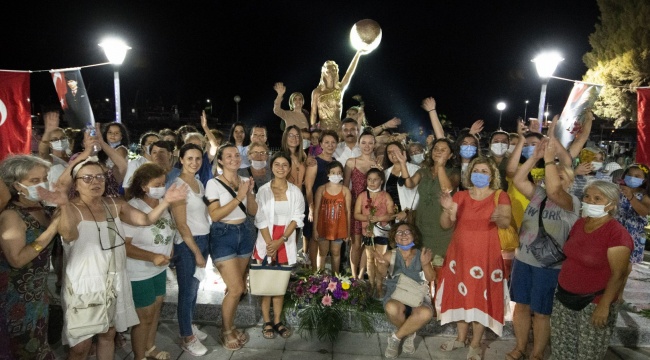 Dikili’de Kadın Hakları Parkı ve İlk Kadın Heykeli Açıldı