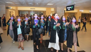 İzmir Adliyesi'nde İstanbul Sözleşmesi yaşatır, vazgeçmiyoruz sloganları