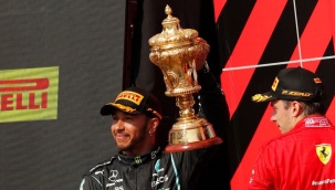 Lewis Hamilton cezaya rağmen kazandı