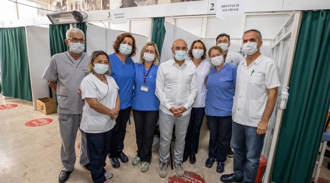 'Aşı ol, mavi İzmir’de özgür ol': Başkan Soyer, üçüncü doz aşısını oldu