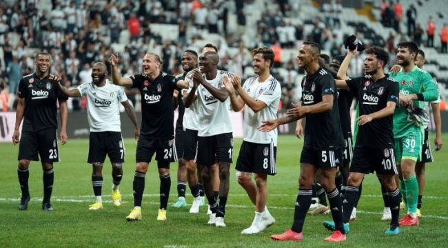 Beşiktaş - Çaykur Rizespor maçında mültecilere protesto