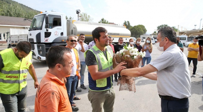Karşıyaka'dan yangın için giden ekip çiçeklerle karşılandı