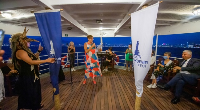 Özuslu, Şiir Hatları etkinliğine katıldı: Sanatı kendimize rehber ediniyoruz