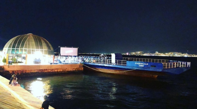 İzmirliler denizde sinemayı sevdi