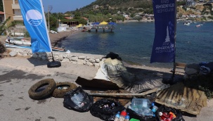 Karaburun’da kıyı temizliği yapıldı: Araba lastiği de çıktı içecek kutusu da